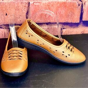 Women’s Gold Tone Butterfly Cutout Shoes with Braided Detail. Size 8.5